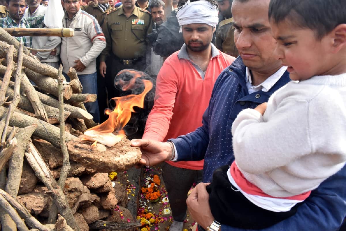 Pulwama encounter martyr ajay last rites by son Aarav and peoples pay tribute