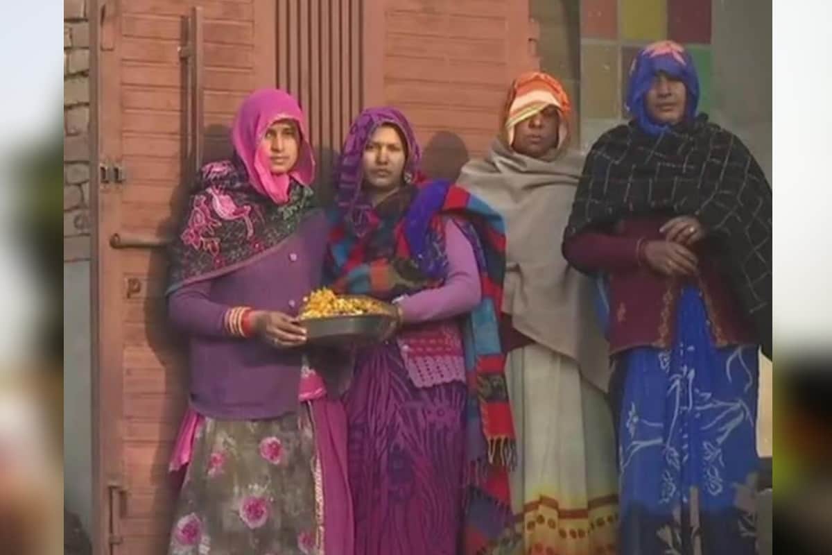 #pulwama encounter, Meerut Women pay tribute to martyr jawan ajay kumar with  flowers