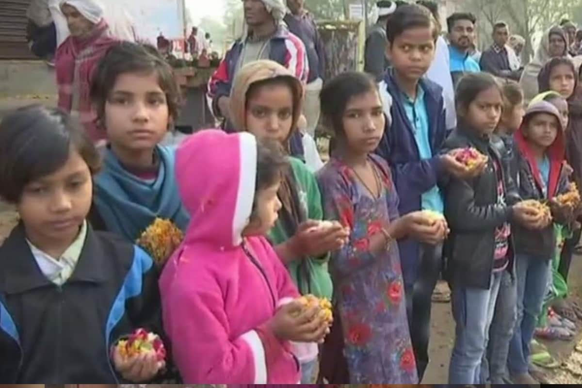 #pulwama encounter, Meerut Women pay tribute to martyr jawan ajay kumar with  flowers
