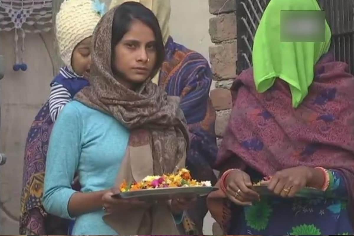 #pulwama encounter, Meerut Women pay tribute to martyr jawan ajay kumar with  flowers