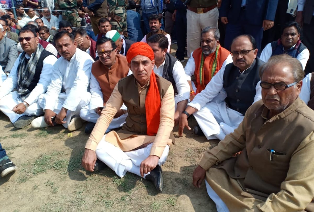 kumar vishwas take on modi for bjp ministers laughing at martyr ajay kumar last rites