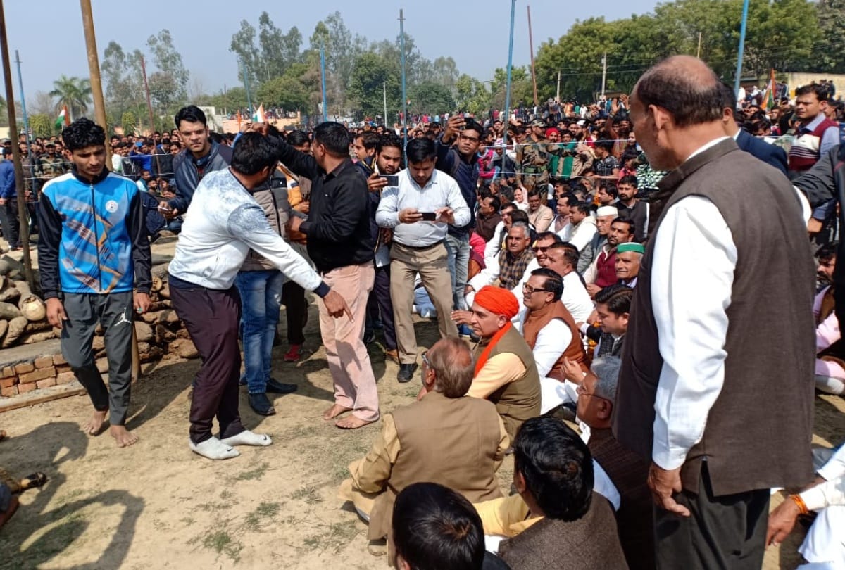 pulwama attack martyr ajay kumar cremation bjp ministers and leaders pay tribute in shoes furor