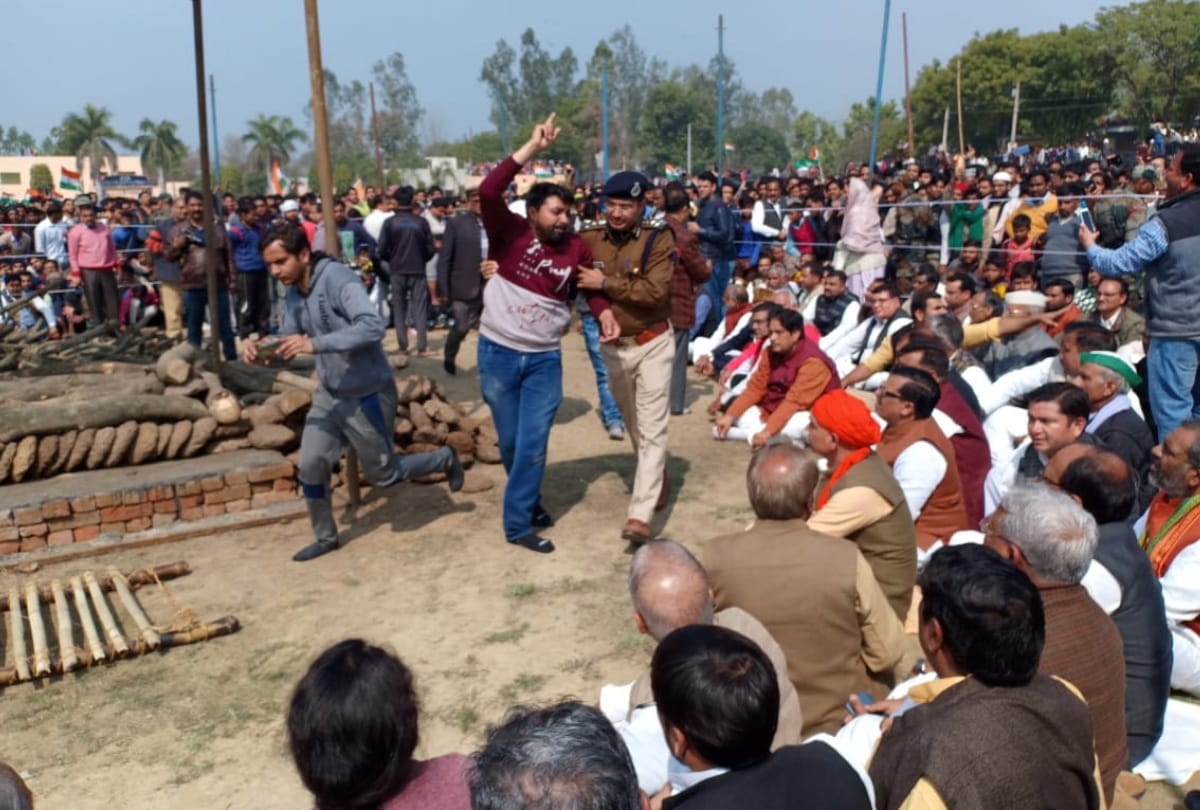 kumar vishwas take on modi for bjp ministers laughing at martyr ajay kumar last rites