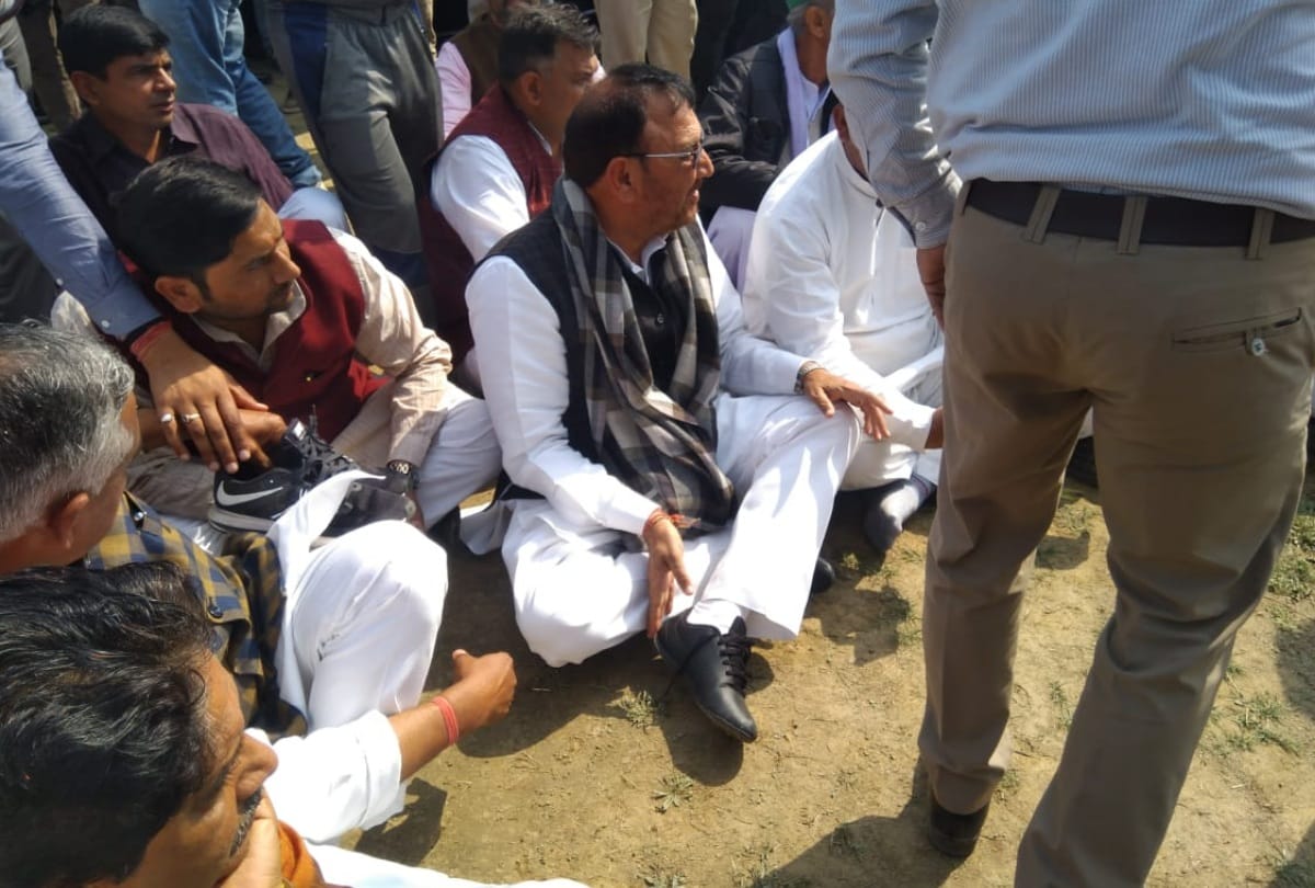 kumar vishwas take on modi for bjp ministers laughing at martyr ajay kumar last rites