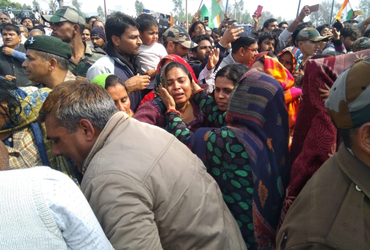 pulwama encounter martyr ajay last rites by 2 year old son people cry alot and pay tribute
