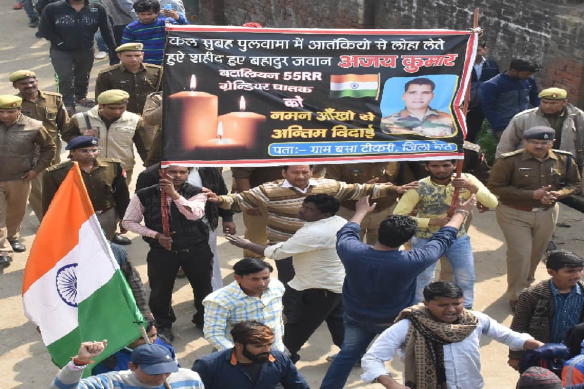 #Pulwama: Ruckus in martyr ajay funeral and bjp ministers pay tribute in shoes furor