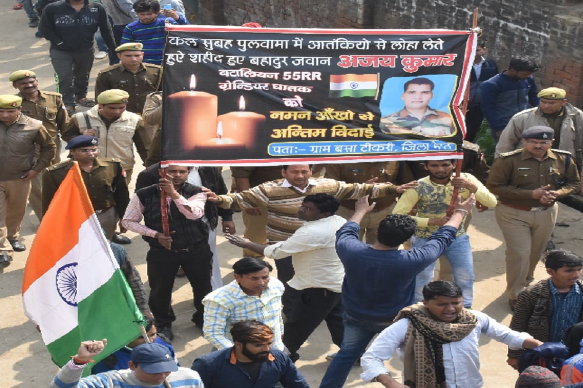 #Pulwama: Ruckus in martyr ajay funeral and bjp ministers pay tribute in shoes furor