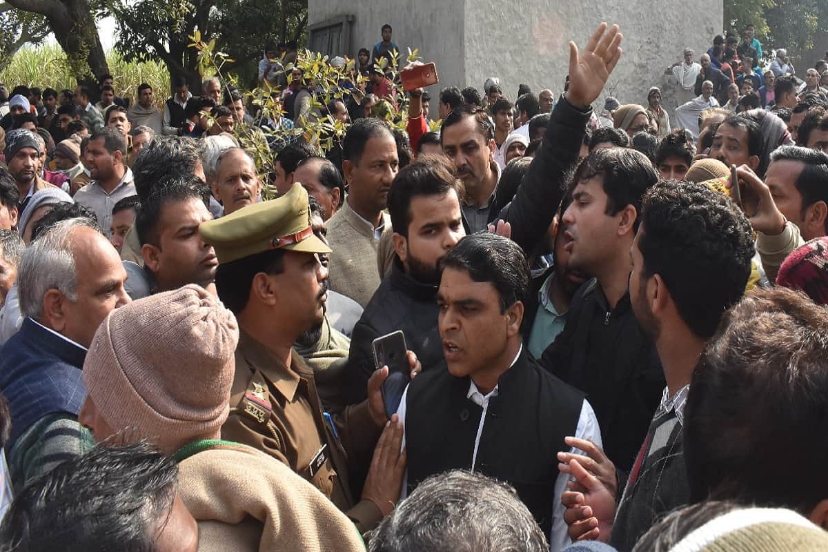 #Pulwama: Ruckus in martyr ajay funeral and bjp ministers pay tribute in shoes furor