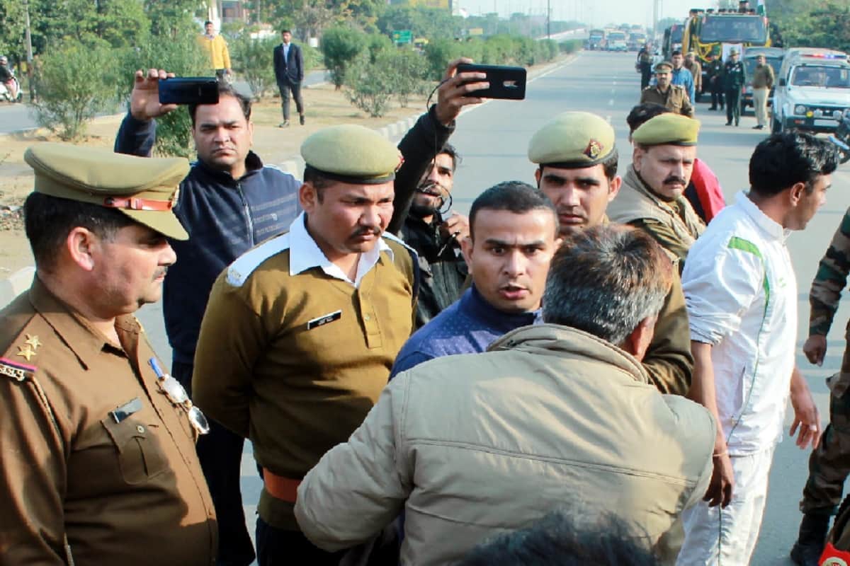 #Pulwama: Ruckus in martyr ajay funeral and bjp ministers pay tribute in shoes furor