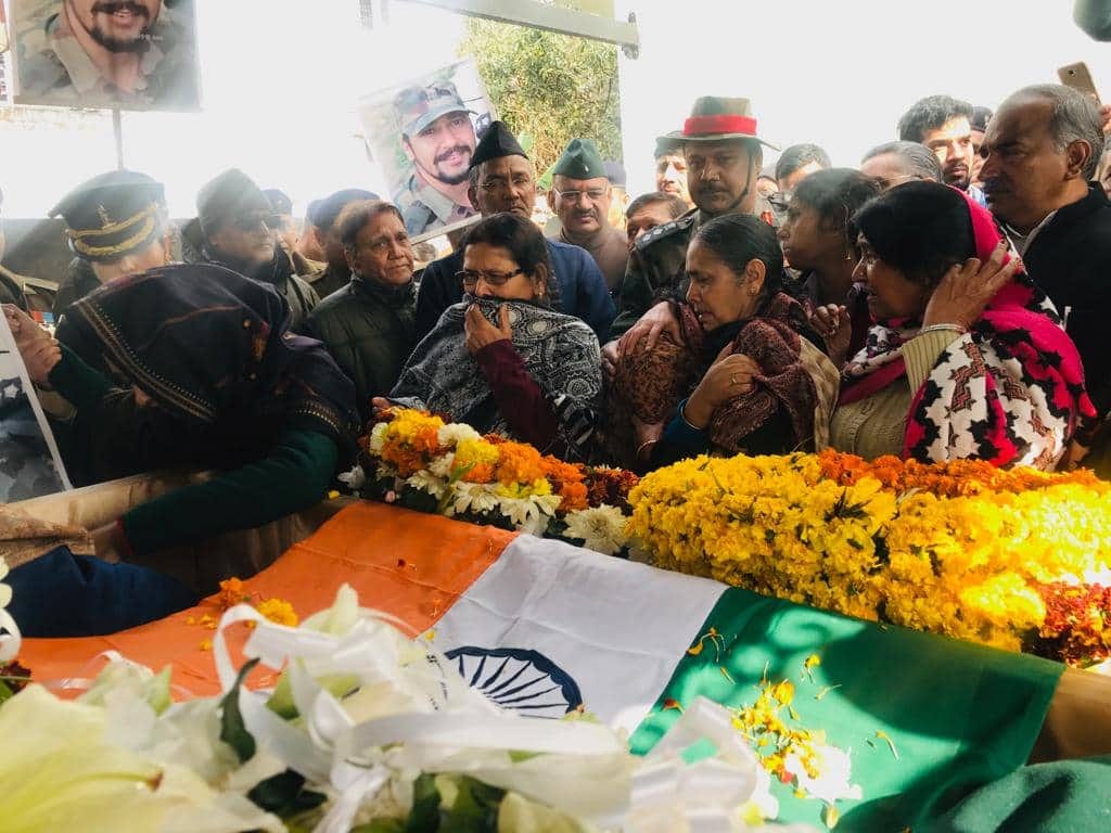 Pulwama Encounter Martyr vibhuti wife lovable and brave message on cremation