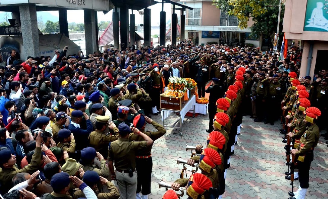 Pulwama Encounter martyr vibhuti friends told his bravery and story In dehradun