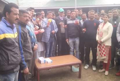 himachal Former CPS Neeraj Bharti sent bangles to PM narender modi