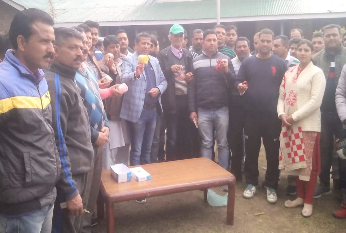 himachal Former CPS Neeraj Bharti sent bangles to PM narender modi