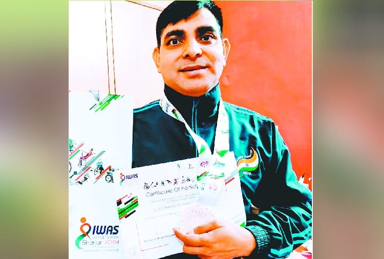 Para Athlete Husband Wife and 9 Years Old Son Dedivated Awards to Pulwama Terror Attack Martyres