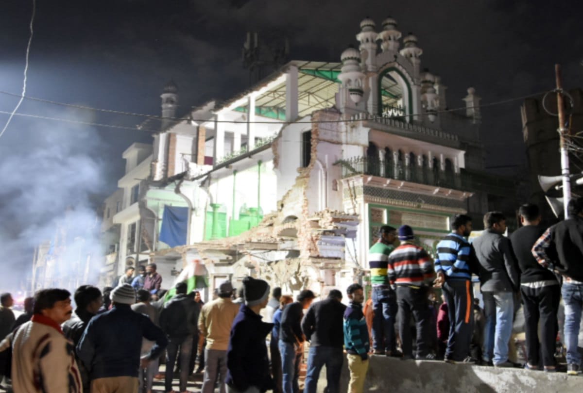 Pulwama attack: Controversy over falling banner found in protest Prayagraj