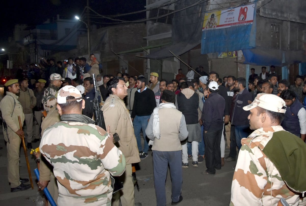 Pulwama attack: Controversy over falling banner found in protest Prayagraj