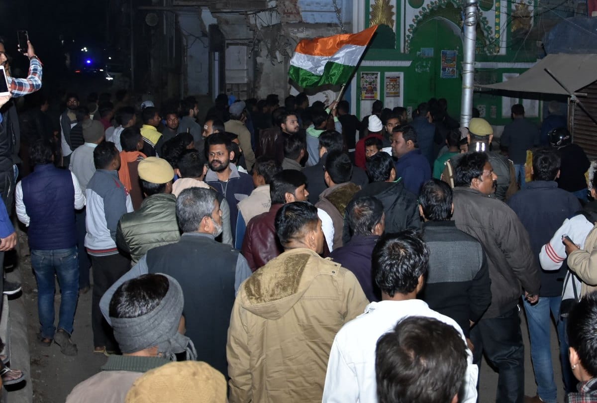 Pulwama attack: Controversy over falling banner found in protest Prayagraj