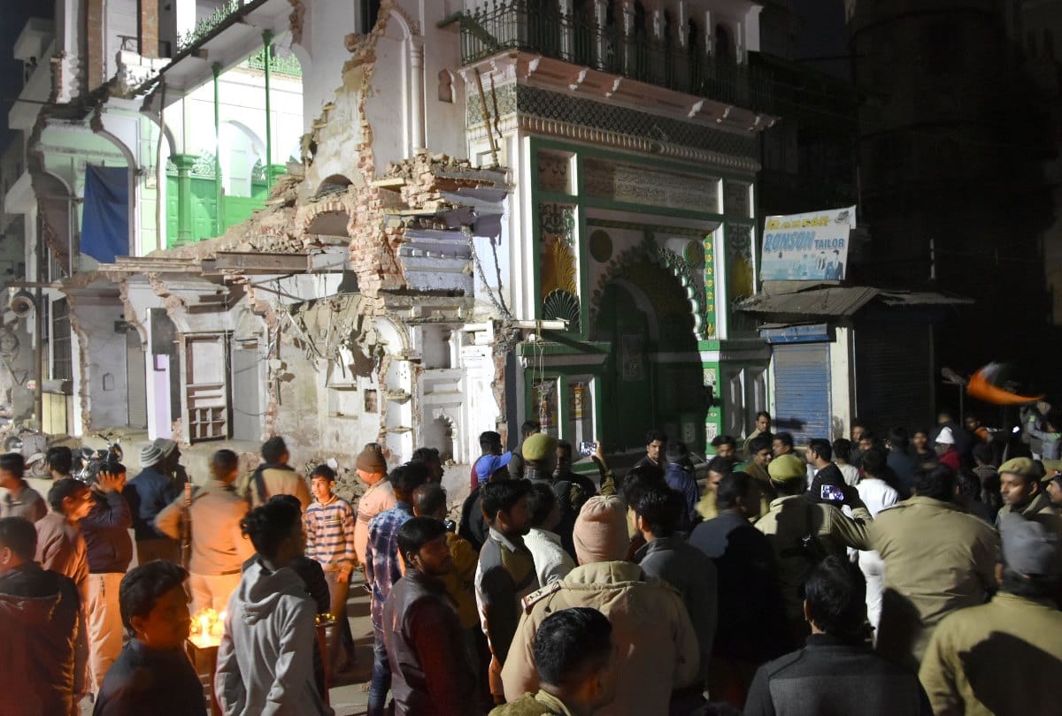 Pulwama attack: Controversy over falling banner found in protest Prayagraj
