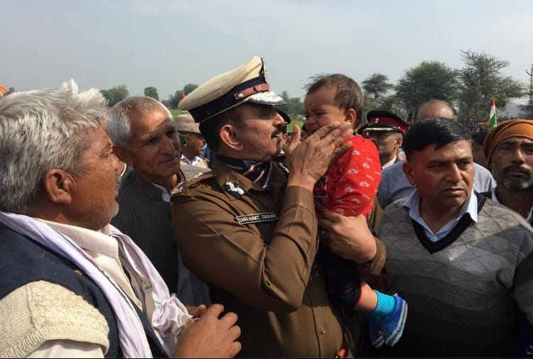 Pulwama Terror Attack, Pulwama Encounter, Shaheed Hari Singh Last Rites by 10 Month Son Lakshya