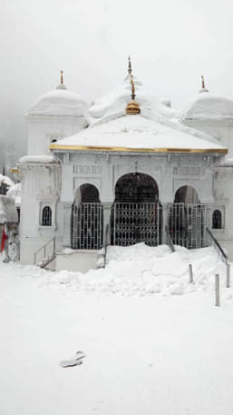 बर्फबारी से अवरुद्ध हुए गंगोत्री व यमुनोत्री हाईवे