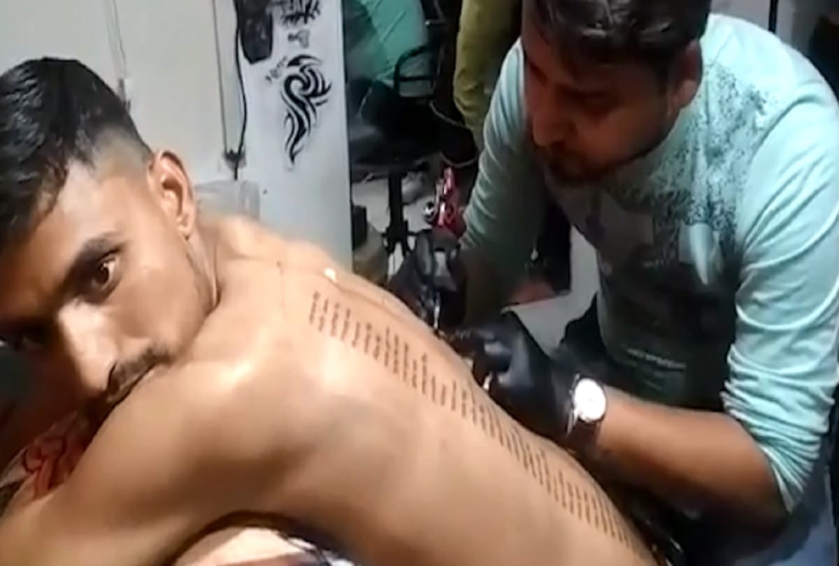 gopal saran tatooed names of 71 martyrs on his body as a unique tribute to pulwama terror atttack 