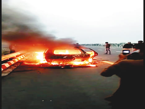 Youth killed alive in fire at the expressway in Etawah