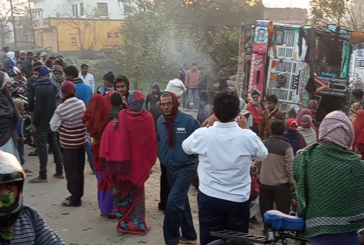 High speed truck uncontrollable turnover on shop, 3 people died in Pratapgarh, Prayagraj