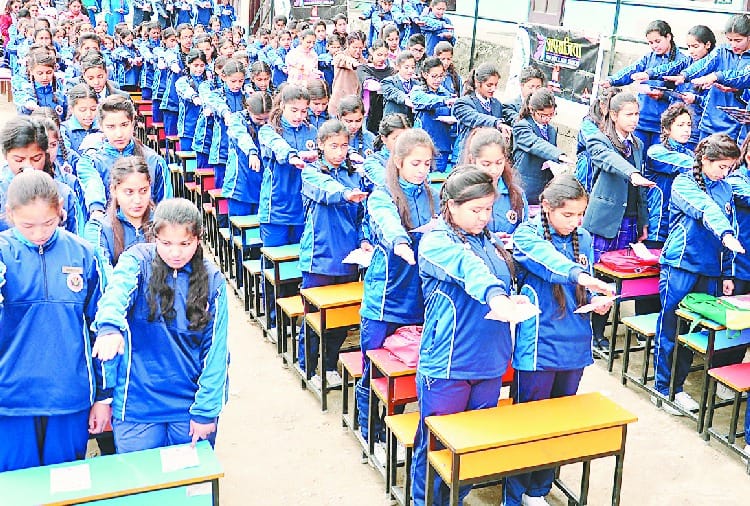 अपनी सुरक्षा के लिए स्वयं जिम्मेदार बनें छात्राएं