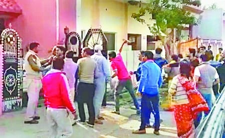 सैन्यकर्मी परिवार घर में दुबका तब भी पत्थर बरसाती रही भीड़