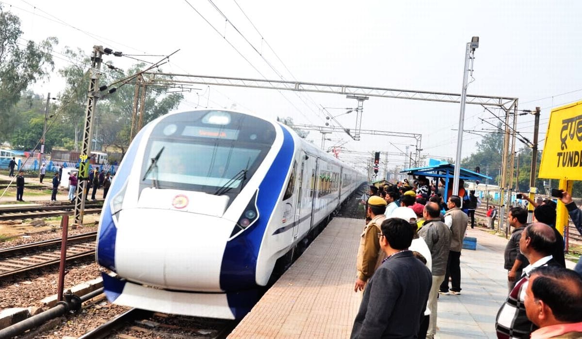 वंदे भारत एक्सप्रेस के कोच उठा धुआं, मचा हड़कंप