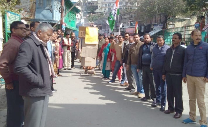 Congressmen blow the effigy of cooperative minister