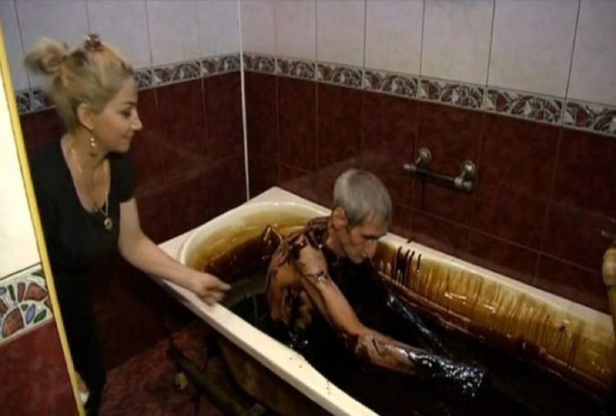 People baths in Crude Oil in Azerbaijan for Therapeutic Treatments