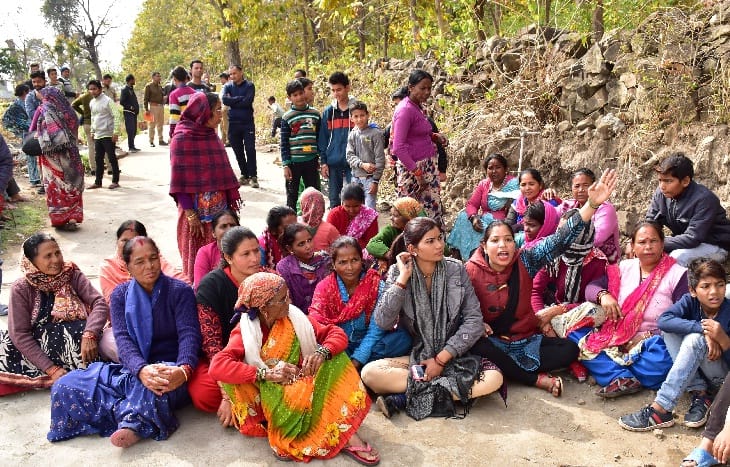गिरफ्तारी की मांग को लेकर वृद्धाश्रम घेरा