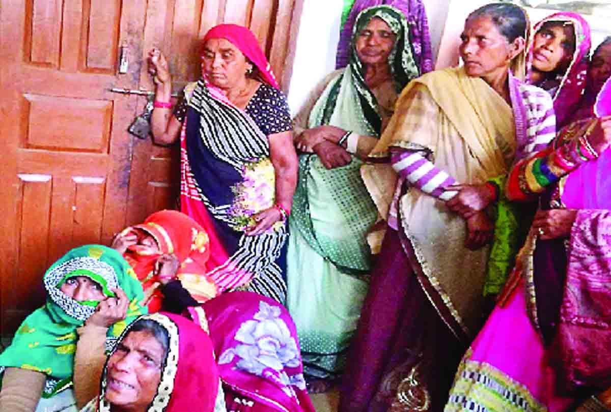 husband killed his wife with axe and suicide himself