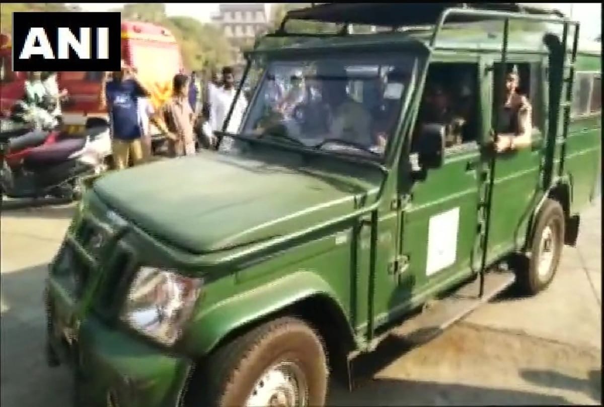 a leopard has been spotted at the basement of a satkar hotel in thane viral video