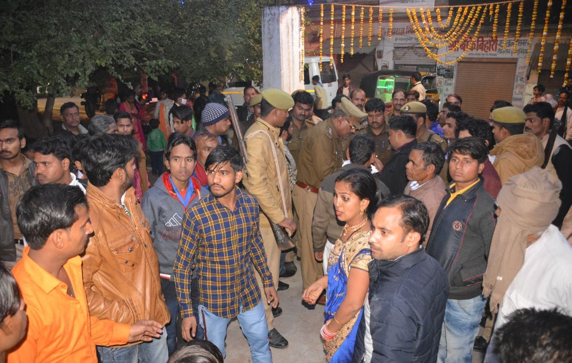 सिद्धार्थ ऑडिटोरियम में लग्न टीका समारोह के दौरान विवाद,पथराव