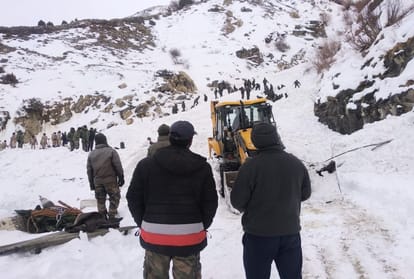 Heavy snowfall became major hurdle in rescue of missing army troops in avalanche himachal
