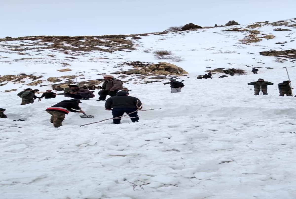 pics of avalanche in which five army personnel goes missing in kinnaur himachal