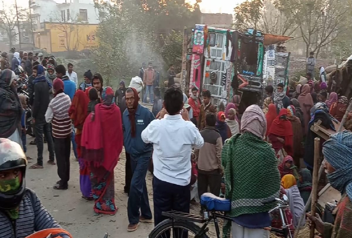 road accident in pratapgarh Three people died in a same family