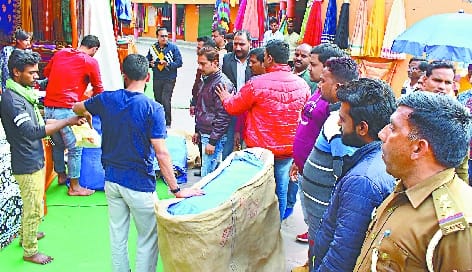 हैंडलूम एक्सपो में लगीं 18 कश्मीरियों की दुकानें हटवाईं