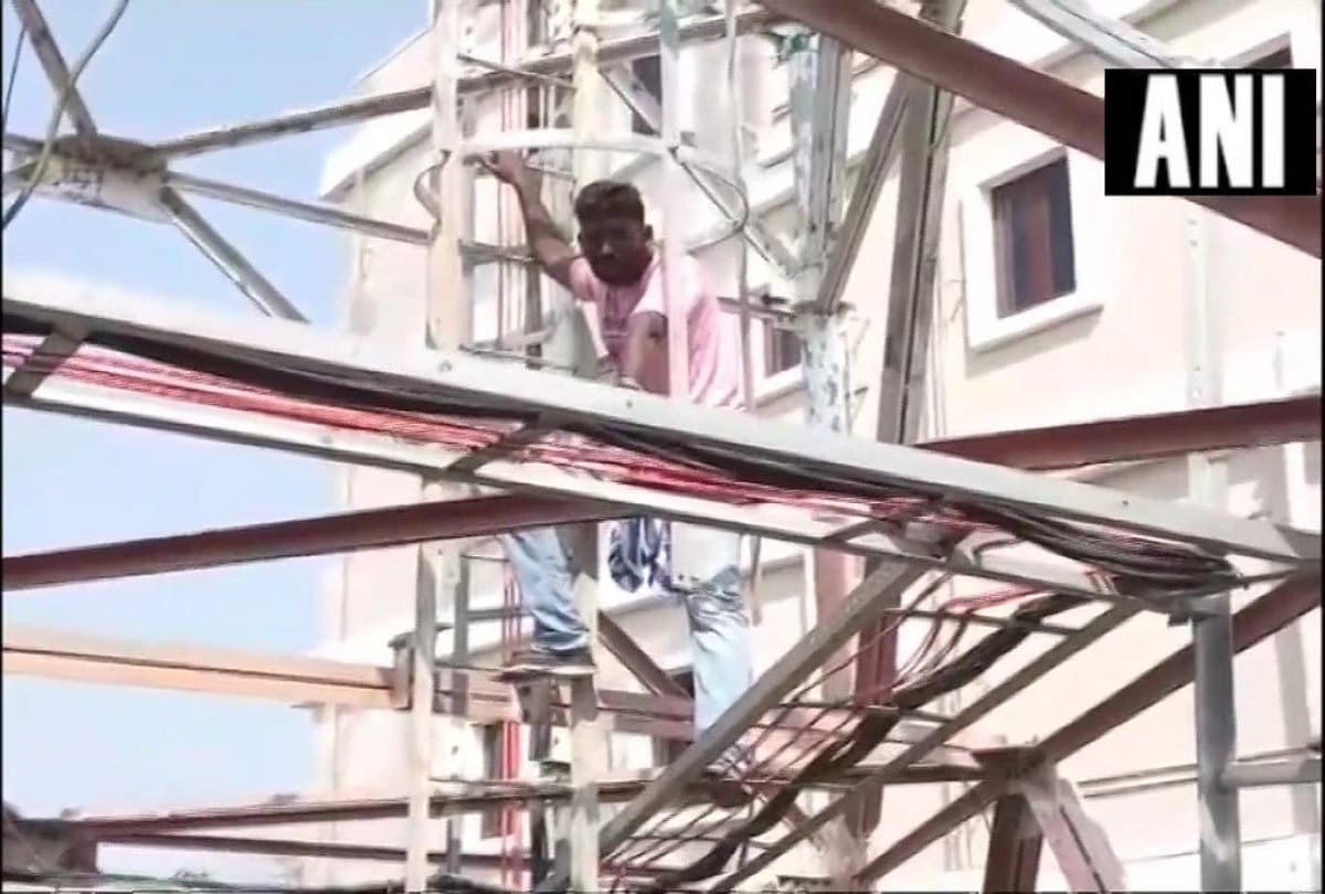 lok sabha elections 2019: Man climbs tower claiming his name missing from electoral rolls.