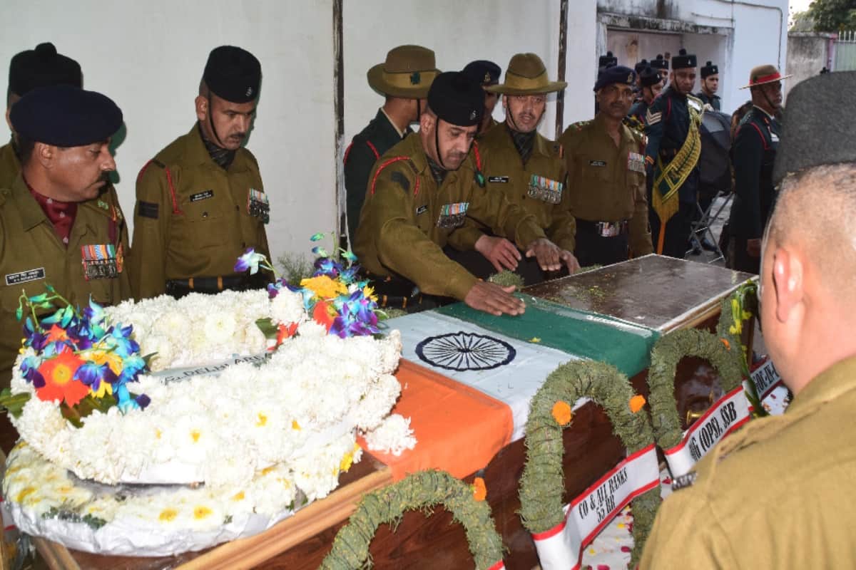 #pulwama, Martyrs widows shared pain with ajay wife, saying, your children  need you Do not give up