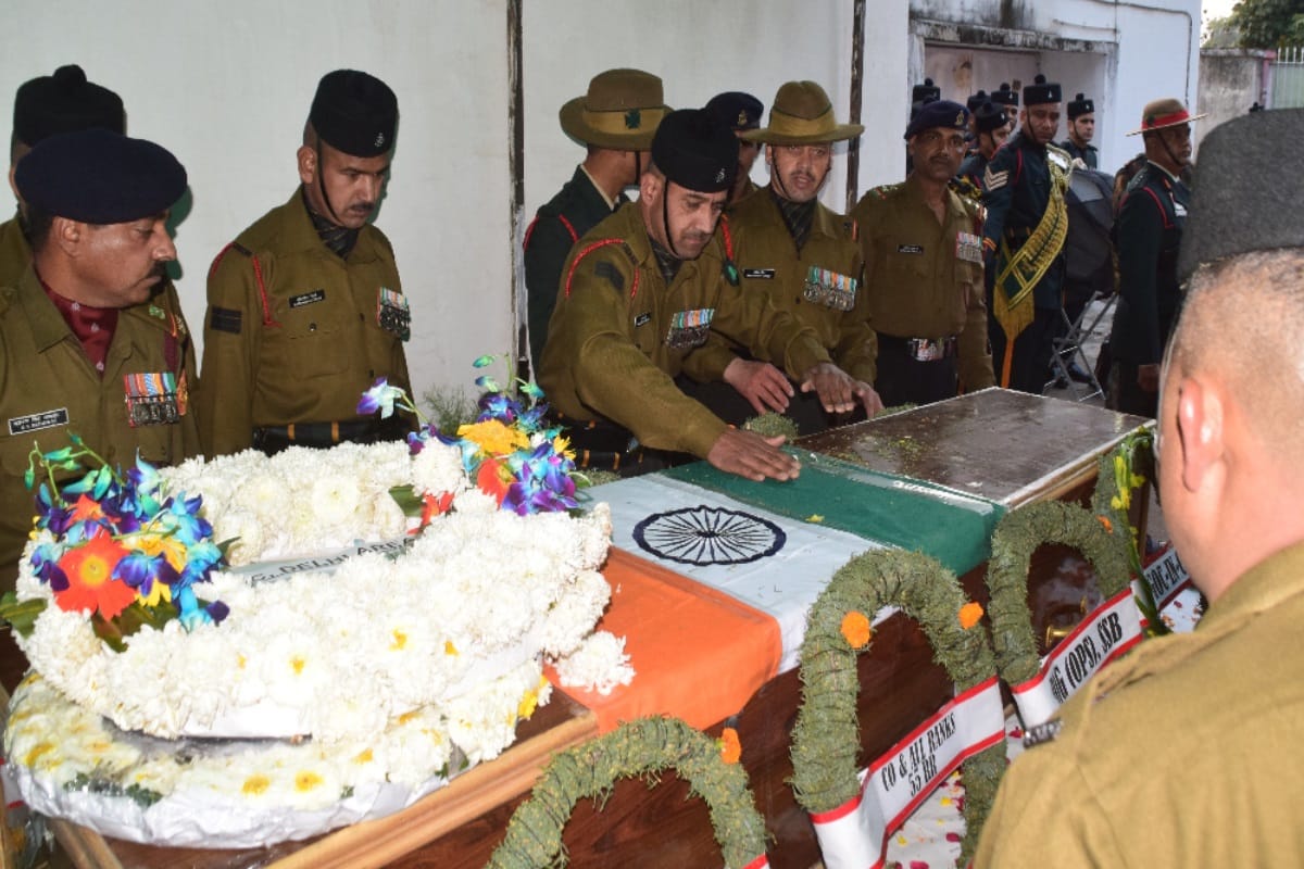 #pulwama, Martyrs widows shared pain with ajay wife, saying, your children  need you Do not give up