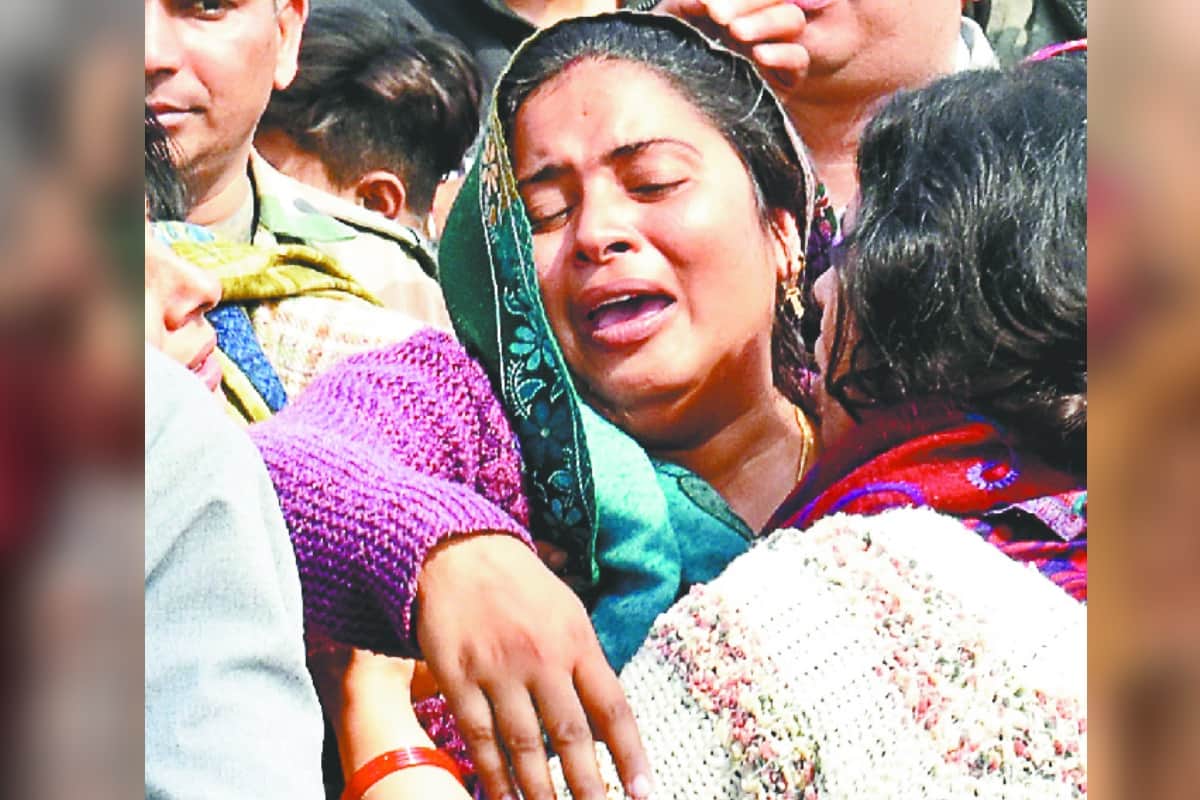 #pulwama, Martyrs widows shared pain with ajay wife, saying, your children  need you Do not give up