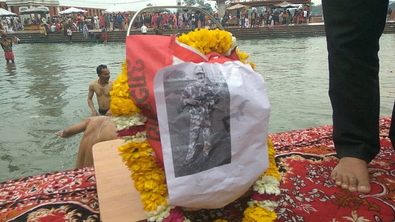 Pulwama Attack crpf martyr jawan hemraj meena son emotional during bone Immerse