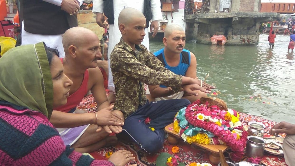 सीआरपीएफ के शहीद जवान हेमराज की अस्थि गंगा में की प्रवाहित