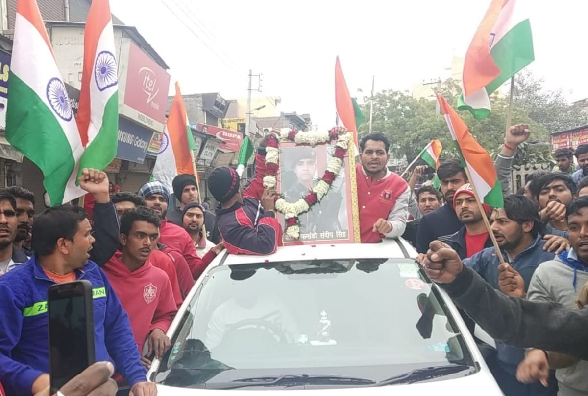 martyr sandeep last rites youth on street with national flag slogans pakistan murdabad market closed