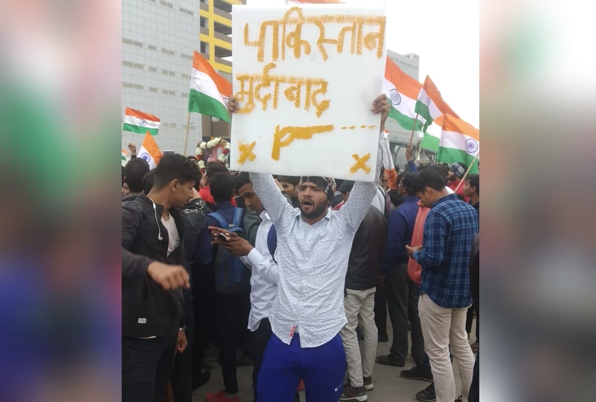 martyr sandeep last rites youth on street with national flag slogans pakistan murdabad market closed