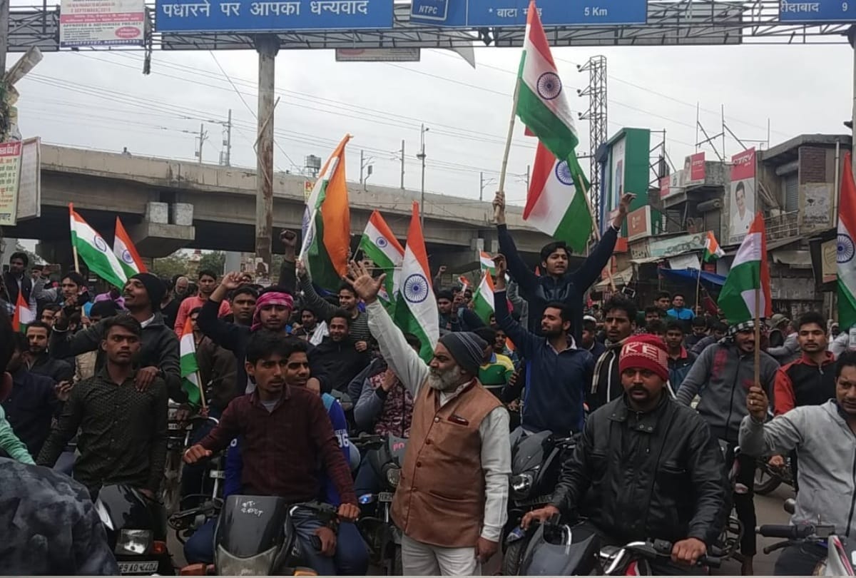 martyr sandeep last rites youth on street with national flag slogans pakistan murdabad market closed