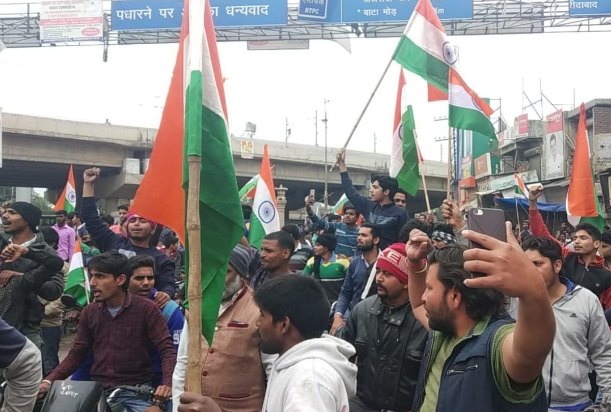 martyr sandeep last rites youth on street with national flag slogans pakistan murdabad market closed